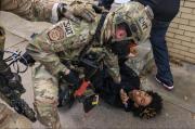 Residentes de Chicago confrontan a agentes federales de EEUU tras una persecución y choque