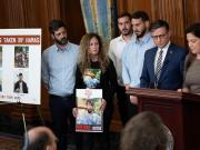 Israel presiona a Hamas para que devuelva los cuerpos, pero la destrucción de Gaza representa un desafío