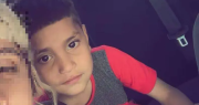 La desgarradora imagen del hermanito de Emir frente a la tumba del niño asesinado