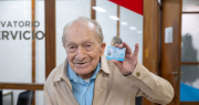 Maneja desde los 14 y con 100 años pasó todos los exámenes y renovó el carnet de conducir