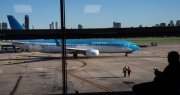 Susto en el aire: un avión de Aerolíneas Argentinas que despegó de Aeroparque aterrizó de emergencia en Ezeiza