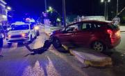 Un conductor perdió el control y chocó contra un semáforo frente a la Estación de La Plata