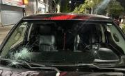 Terror en los automovilistas por un grupo de tira piedras en un transitado cruce de La Plata