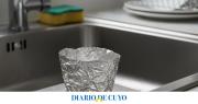 Para qué sirve el truco del papel aluminio en forma de vaso y cómo ayuda al desagüe de la cocina