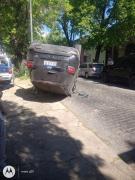 La Plata: una mujer volcó un auto en una extraña maniobra en Barrio Norte
