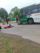Choque entre colectivo y moto en Punta Lara deja dos heridos y un hallazgo de droga
