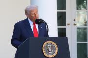 Trump bromea que tras ataques a botes cerca de Venezuela ya nadie quiere entrar al agua