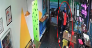 Video: un ladrón armado asaltó un local de comidas de La Plata y sembró terror entre los clientes