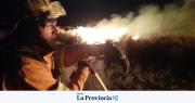 Bomberos le ganaron al viento y apagaron un incendio que amenazó casas