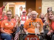 Tiene 95 años, creó un grupo de fans de Taylor Swift y sueña con conocer a la cantante: Que venga a jugar al bingo