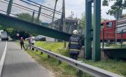 Alerta en la General Paz: un camión chocó y se derrumbó un puente peatonal