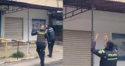 ¡Héroes sin capa! Policías de Cartagena rescatan a un perro abandonado del techo de una casa