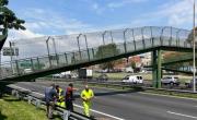 Un camión chocó un puente peatonal en la avenida General Paz y lo tiró abajo: no hubo heridos