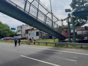 Siete horas de colapso en la General Paz por la caída de un puente peatonal embestido por un camión