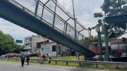 Video: Un camión provocó el derrumbe de un puente sobre la General Paz