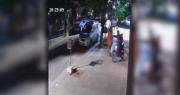 Video: un falso repartidor arrastró a una mujer de La Plata por la vereda para robarle