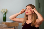 ¿Ojeras? Experta maquilladora explica dónde debes aplicar el corrector