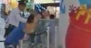 ¡No todos los héroes llevan capa!: Un hombre salva el día usando una chinela