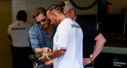El polémico comentario de Lewis Hamilton a Brad Pitt por el que cambiaron toda la historia de la película de la Fórmula 1