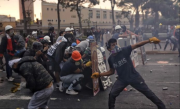 Perú se prepara para el estado de emergencia tras protestas masivas y violencia