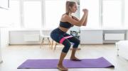 Sin salir de casa y en sólo cinco minutos: los ejercicios recomendados para fortalecer tus piernas