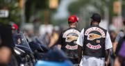 Tres trapitos y un motociclista de los Hells Angels se pelearon en pleno centro de La Plata