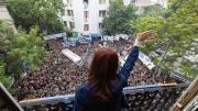 Fiesta peronista: así saludó Cristina Kirchner a quienes se acercaron a verla este viernes