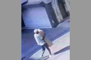 Buscan identificar a un hombre que habría robado un paquete en pleno centro