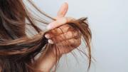 Qué significa que una persona se toque el pelo al hablar con otra, según la psicología