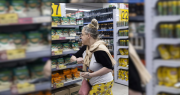 Video: en un acto de Javier Milei una mujer intentó acuchillar a dos fotógrafos y la detuvieron