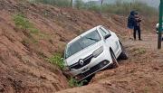 Cirvunvalación noroeste: perdió el control del auto y terminó en la banquina
