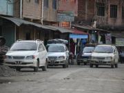 Balotaje en Bolivia: miles de autos de contrabando, la promesa de un candidato de regularizarlos y otra polémica en una economía muy golpeada