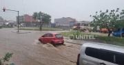 Intensa lluvia en la capital cruceña anega calles y sorprende a los vecinos