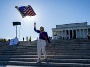 No a los reyes: protestan en EE UU contra el “autoritarismo” de Trump