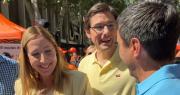 Cruce de candidatos en la Peatonal: hubo abrazos y regalos incluidos