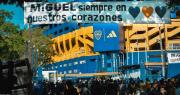El conmovedor homenaje a Russo: detalle en la camiseta, banderas y presencia de la familia