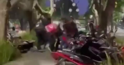 Terrible batahola entre motoqueros y un grupo de trapitos