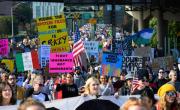 No a los reyes, el lema de las masivas protestas contra Trump en EE.UU