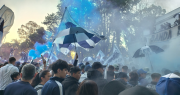 Video: una gran caravana de hinchas de Gimnasia fue a Estancia Chica para brindarle apoyo al equipo
