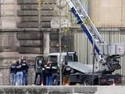 Robaron joyas de valor incalculable en el Louvre y Francia cierra el museo más visitado del mundo