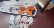 Sorprendieron a un menor caminando por un barrio con dos pares de zapatillas y ¡un violín!