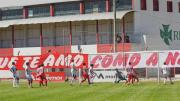Con uno menos, Deportivo Rincón perdió sobre la hora, pero la serie está abierta