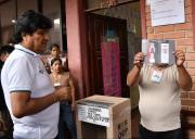 Evo emite su voto y dice que ninguno de los candidatos representan al movimiento popular