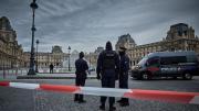 Un robo obliga a cerrar el museo del Louvre de París mientras la policía se lanza a la caza de los ladrones