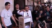 Gobernador Camacho emite su voto y manifiesta su esperanza de un mejor futuro para Bolivia