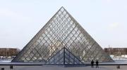 Un robo de joyas de valor incalculable en el Louvre rápido y profesional, pero con fallos