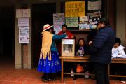 Bolivia cierra las mesas de votación en la histórica segunda vuelta presidencial