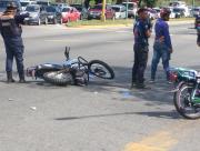 Aporreados dos motorizados por accidente en Av. Universidad