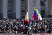 Venezolanos se reúnen en la plaza San Pedro para la canonización