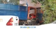 Un camión sufrió un desperfecto mecánico y se estrelló contra una casa